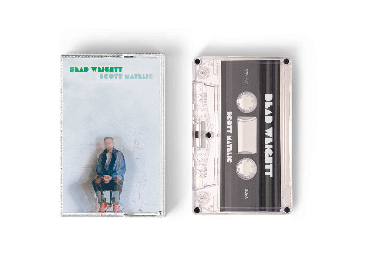 Scott matelic dead weightt - Cassette tape for the album "DEAD WEIGHT" by SCOTT MATALLIC, shown with its case featuring an abstract portrait and the tape itself with album title and track information. Kassetten-Tape für das Album "DEAD WEIGHT" von SCOTT MATALLIC, gezeigt mit seiner Hülle, die ein abstraktes Porträt und das Tape selbst mit Albumtitel und Track-Informationen zeigt.