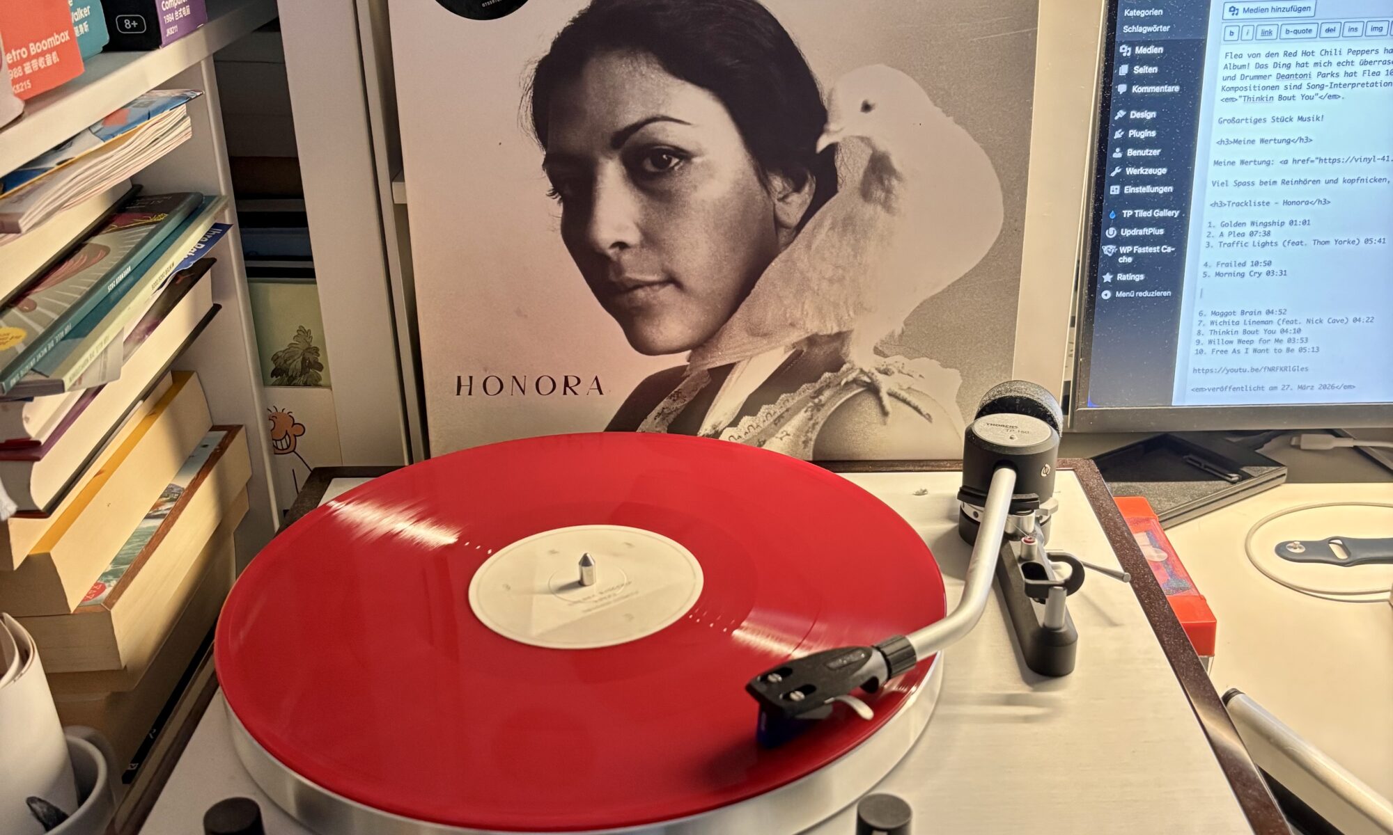 Flea honora nonesuch - Eine rote Schallplatte dreht sich auf einem Thorens-Plattenspieler, mit dem Albumcover "Flea - Honora", das eine Frau mit einer weißen Taube auf der Schulter im Hintergrund zeigt.